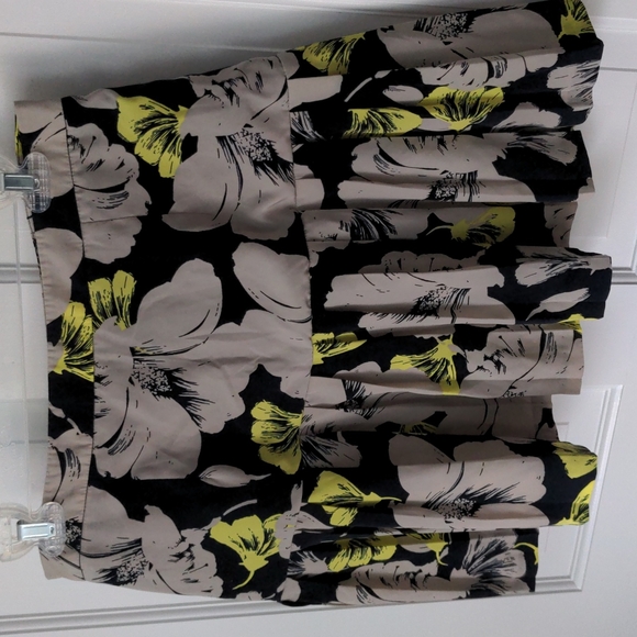Banana Republic Pleated Floral Skirt - Picture 2 of 4